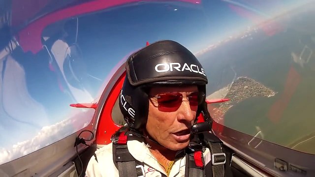 Ce pilote de voltige discute tranquille en faisant ses figur