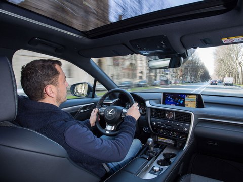 Franck Lagorce au volant du Lexus RX 450h (diaporama vidéo)