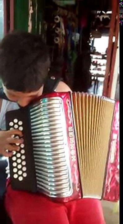 Mi sobrino Huguito estudiando la acordeón a sus 10 añitos
