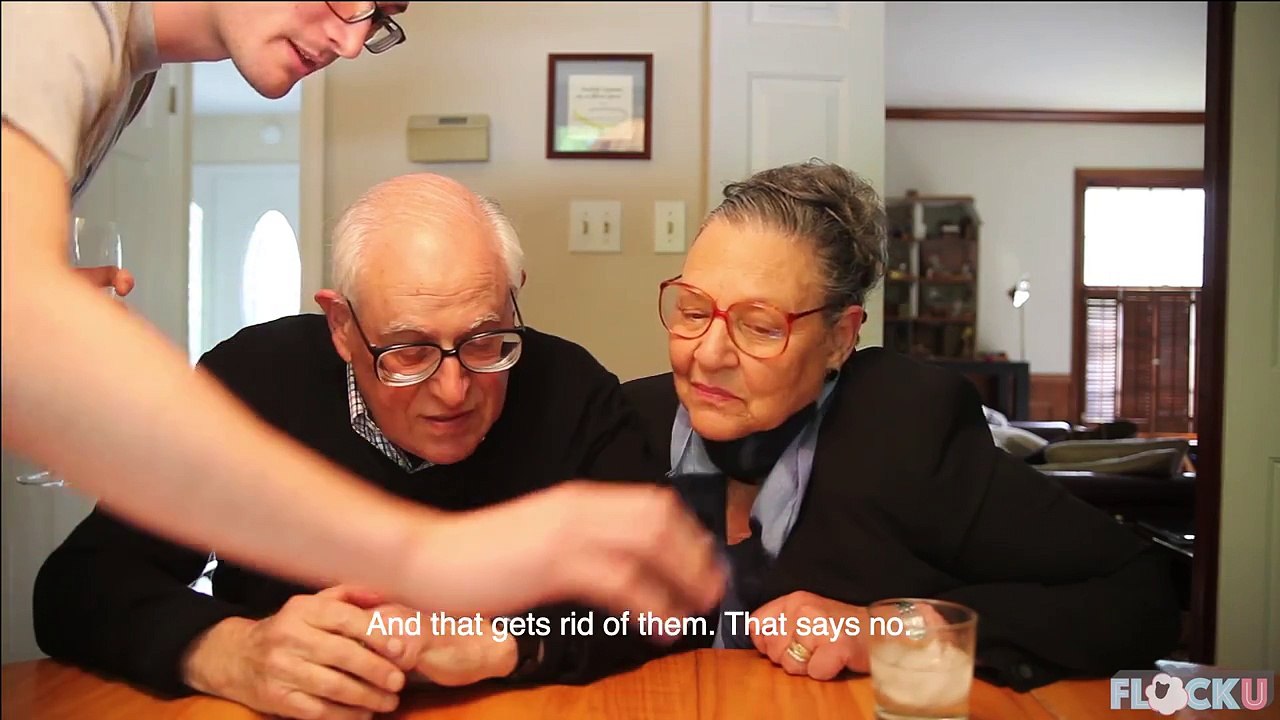 VIDÉO: Quand un couple de seniors découvre l'application Tinder, découvrez ce qu'il se passe  !