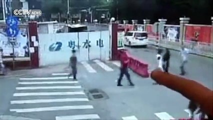 Plainclothesmen catch thieves in the act in S China (1)