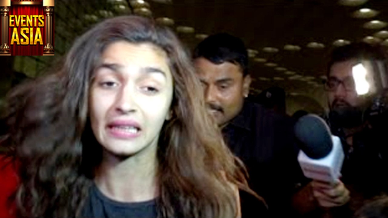 Alia Bhatt IGNORES Media At INTERNATIONAL Airpo...