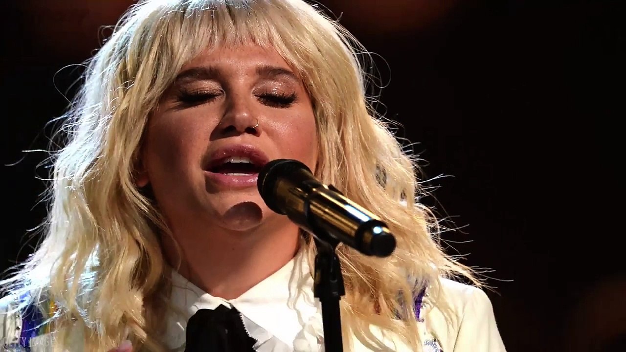 Kesha Receives Standing Ovation at 2016 Billboard Music Awards