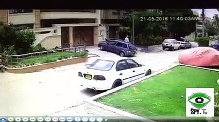 daketi krte hue srif ek admin aram se nikal gya