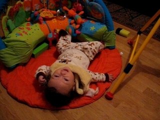 Lucas joue avec ses pieds