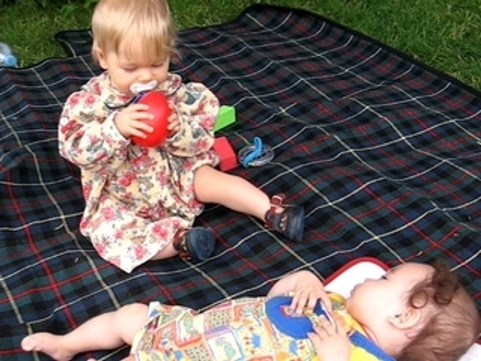 Lucas et Laure jouent