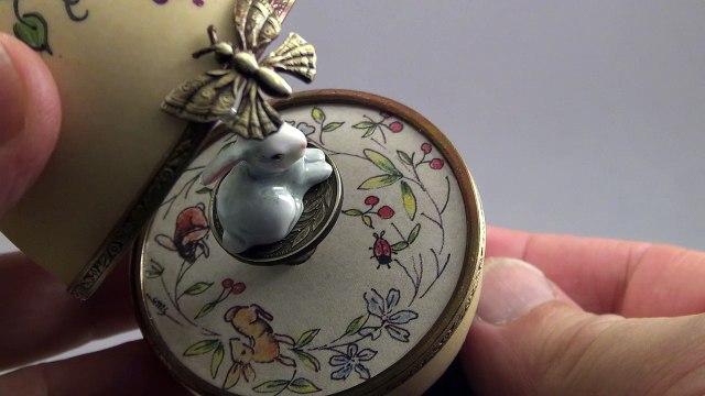 P104P papillon Coquille. Lapin Gris. Boite à musique. Création fanex France