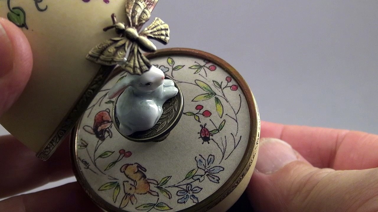 P104P papillon Coquille. Lapin Gris. Boite à musique. Création fanex France