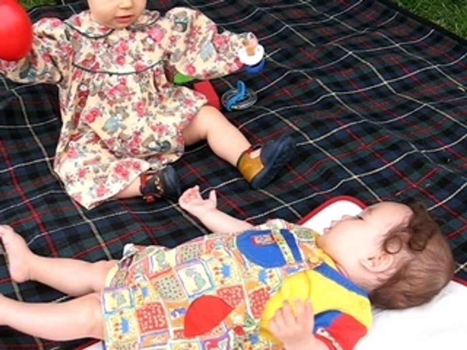 Lucas et Laure jouent