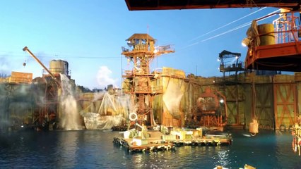 Un taré saute dans l'eau rejoindre le spectacte Waterworld sur l'attraction à Disneyland Florida