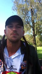 Ce junkie demande de la pisse clean pour passer un test à un passant lol