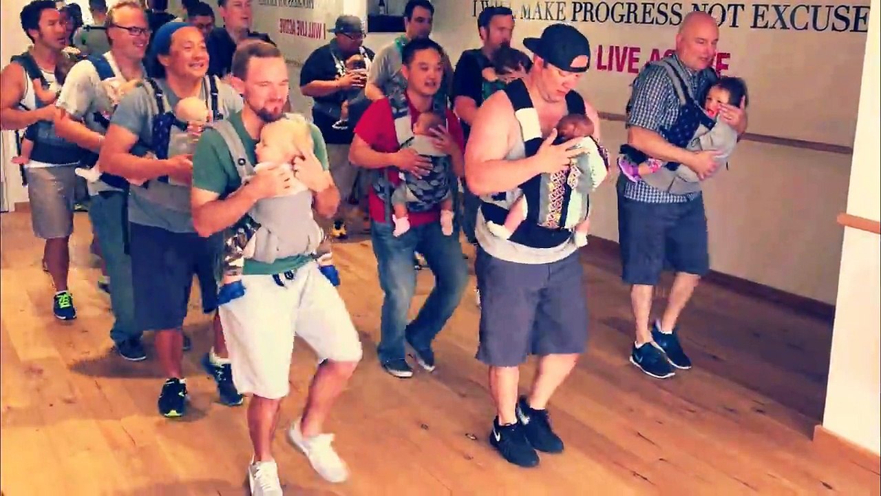 Des papas dansent avec leurs bébés