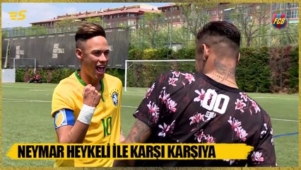 Heykeli ile yan yana geldi