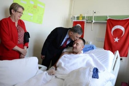 Aziz Sancar, GATA'da Tedavi Görmekte Olan Asker ve Polisleri Ziyaret Etti