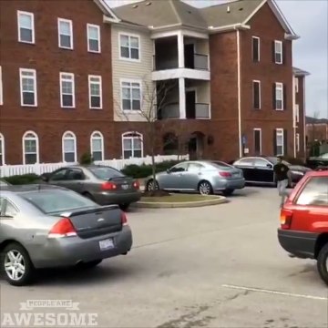 Les sauts incroyables d'un as du parkour