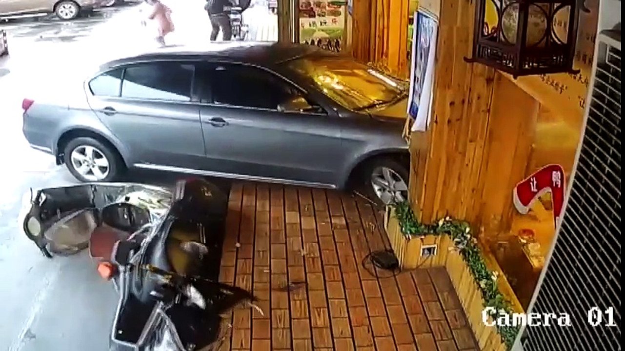 Vehículo atraviesa muro de restaurante y golpea a comensales