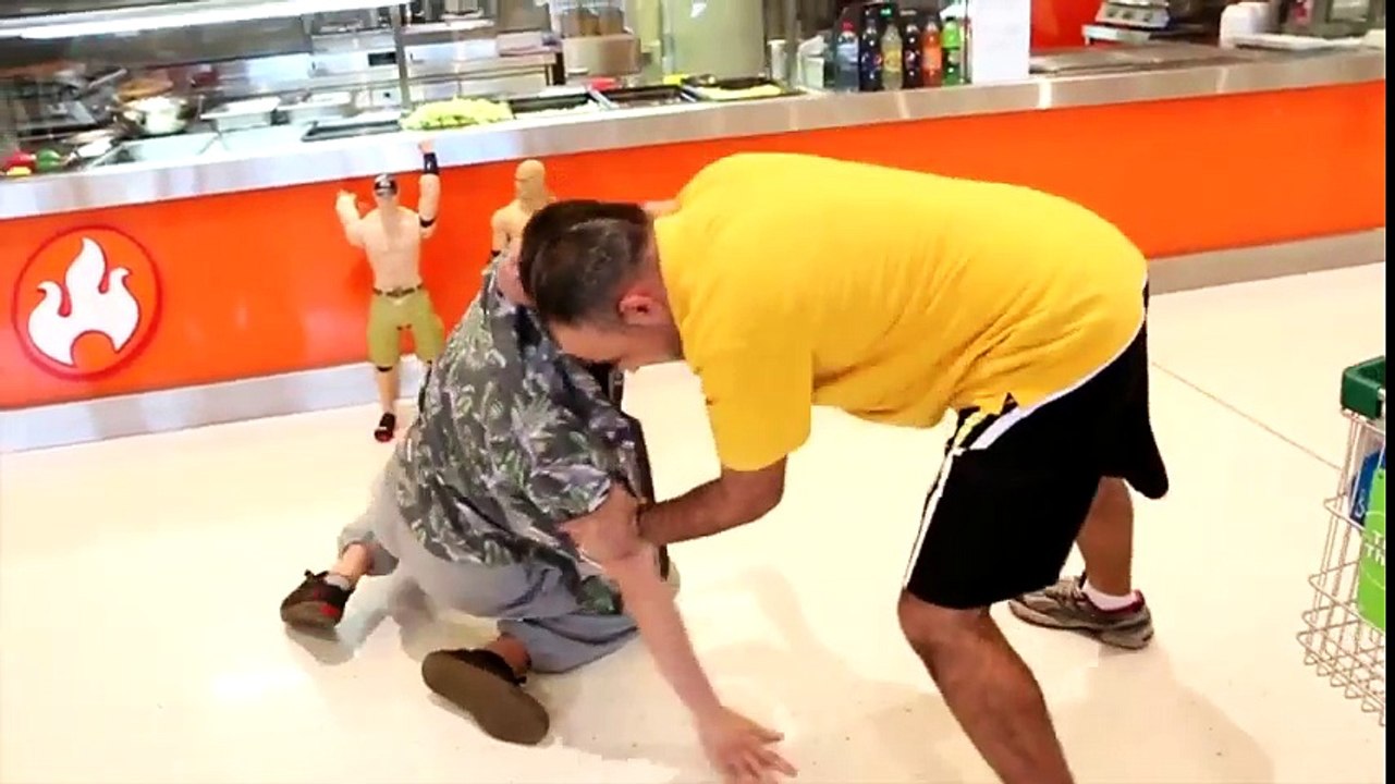 Vendedor y cliente y el reto de la lucha por un kebab gratis