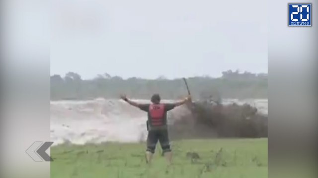 Il se fait surprendre par une vague énorme ! - Le rewind du mardi 24 mai 2016.