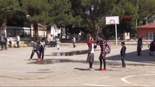 Manisa Üniversiteliler Boyacılık Yaptı Minik Kardeşlerini Güldürdü