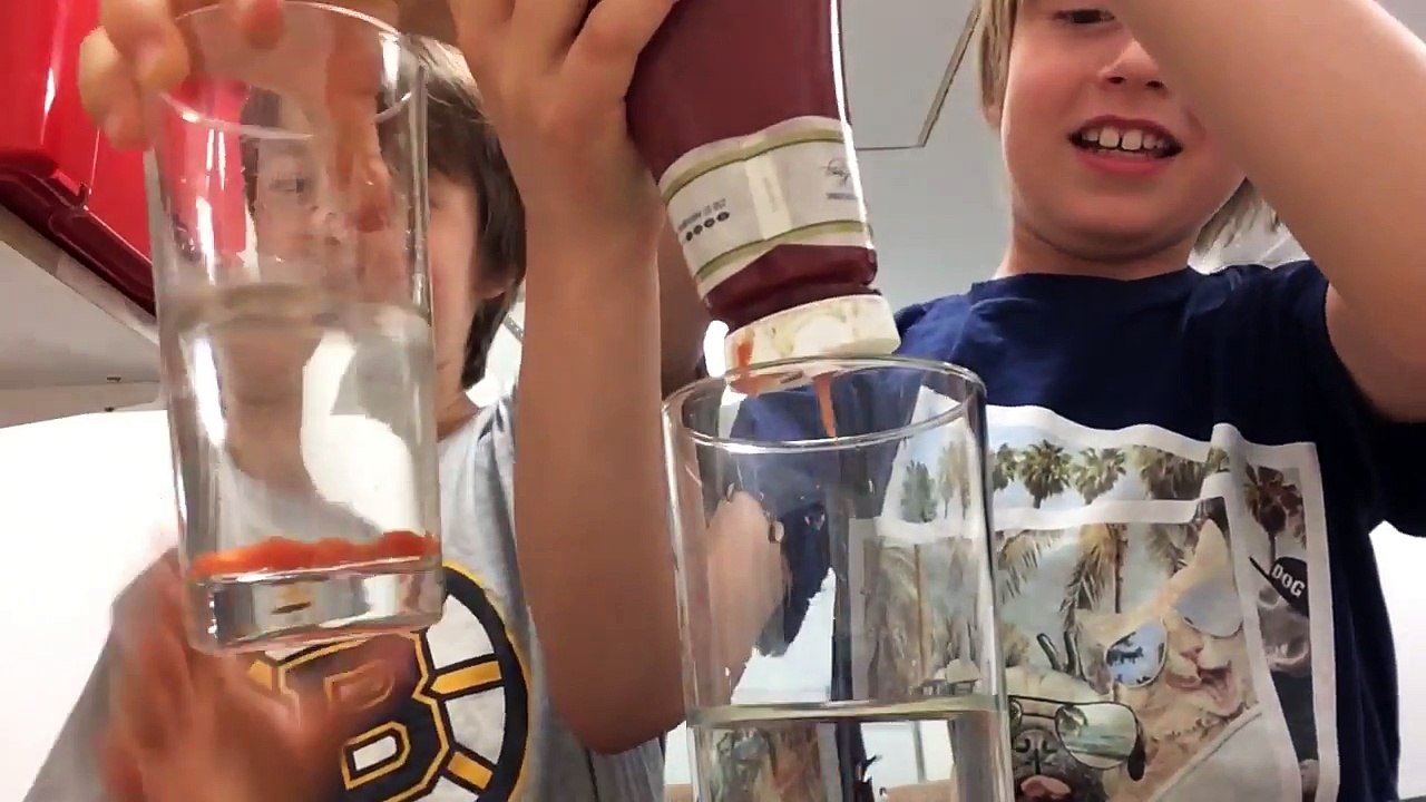 Vatten och ketchup med varm oboy