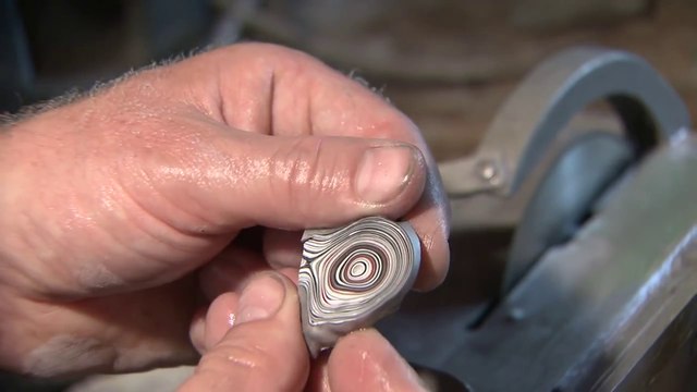 Un minéral formé grâce aux dépôts de peintures automobiles