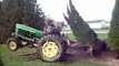 un arbre frappe le jardinier qui tente de l'arracher au tracteur - vidéo Dailymotion (1)