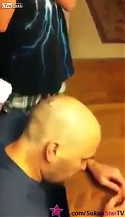 Il sent quelque chose bouger sur sa tête, quand son ami regarde, il passe près de s'évanouir!