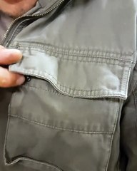 Un galago sort d'une poche