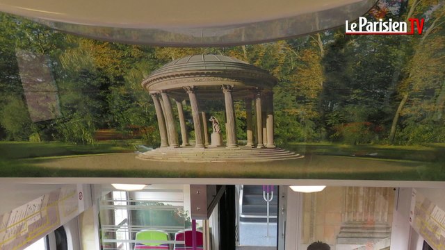 Le RER C customisé avec des images du château de Versailles