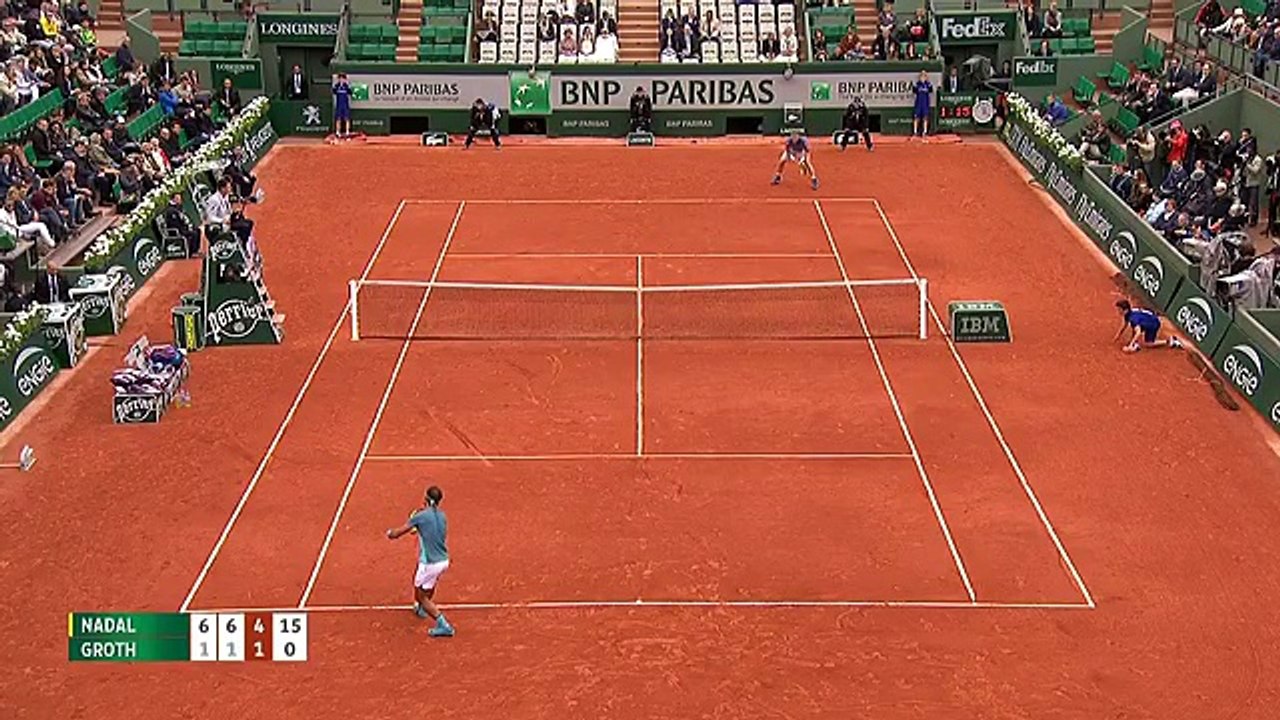Incroyable passing entre les jambes de Rafael Nadal à Roland-Garros