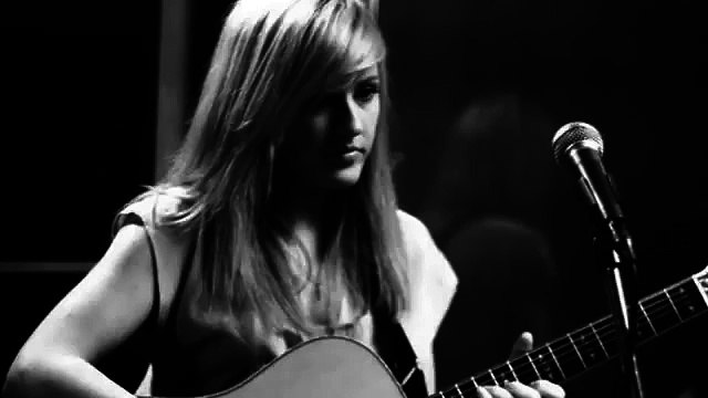 Ellie Goulding - Guns And Horses (Live At Metropolis).mp4