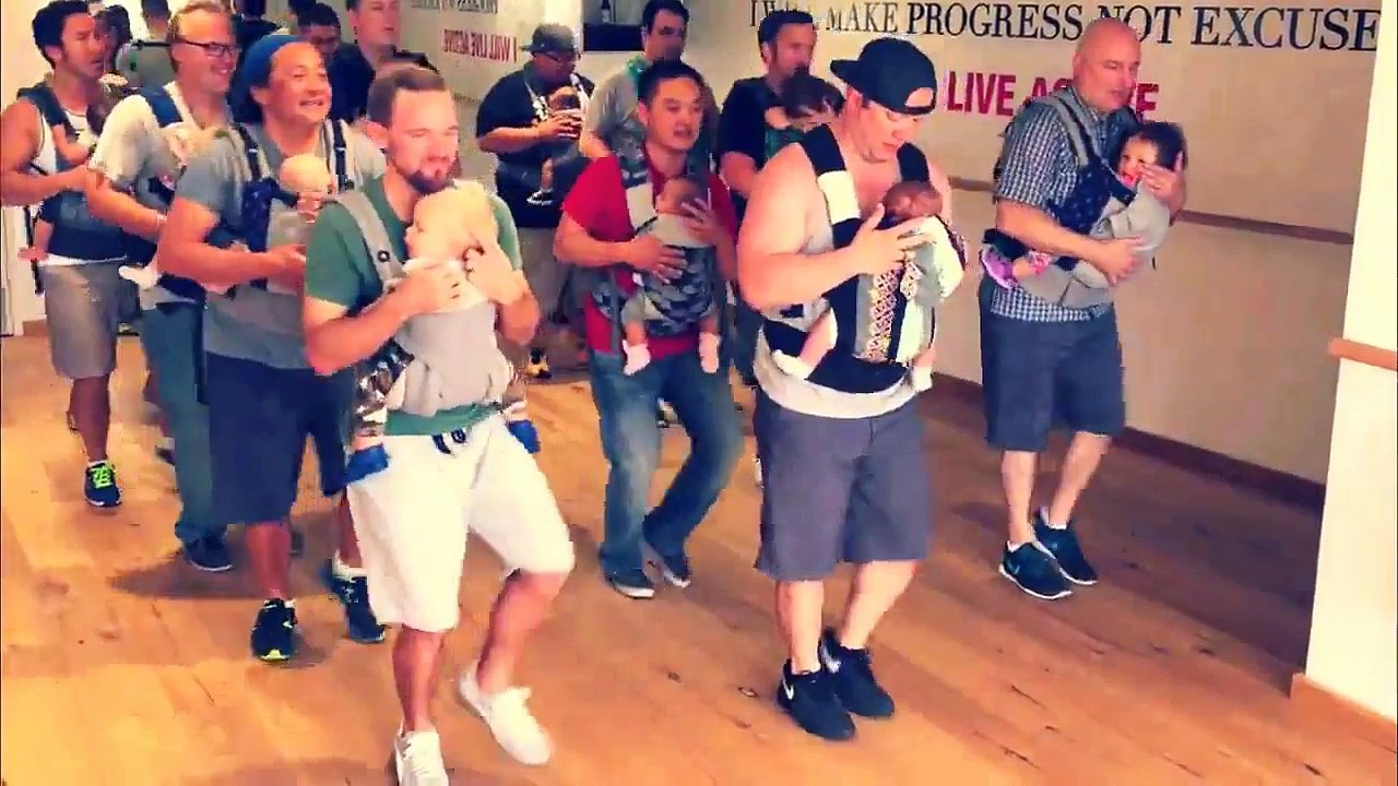 Quand de jeunes papas dansent avec leur bébé, ça fait le buzz !