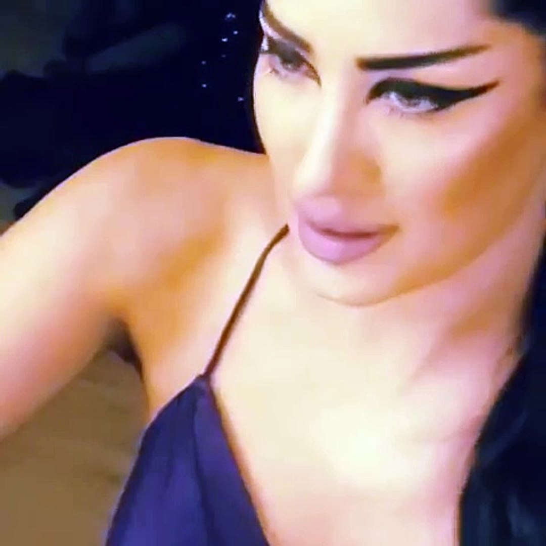 Mehwish Hayat showing her boobs Leak Video never scene before ...