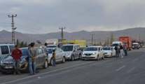 Doğubayazıt- Çaldıran Yolunu Kesen PKK'lılar 12 Aracı Yaktı