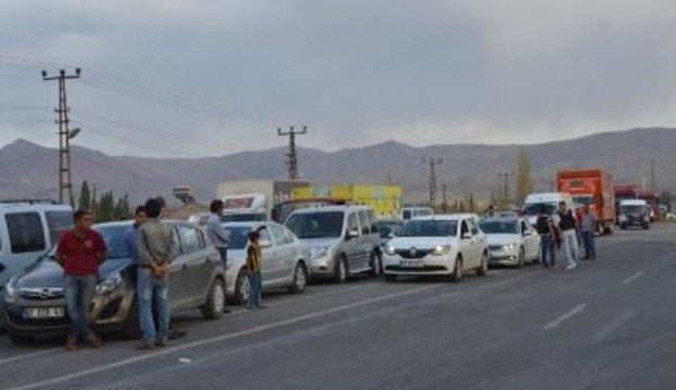 Doğubayazıt- Çaldıran Yolunu Kesen PKK'lılar 12 Aracı Yaktı