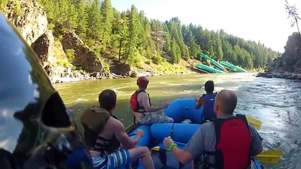 En pleine descente en rafting ils tombent sur un train qui vient de chuter dans la rivière