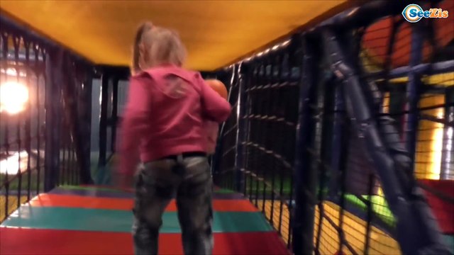 ✔ La muñeca Nenuco y Yaroslava visitan Atracciones en el País Mágico de Juguetes / Episodio 2 ✔