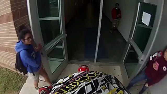 Il traverse le couloir de son lycée en motocross.