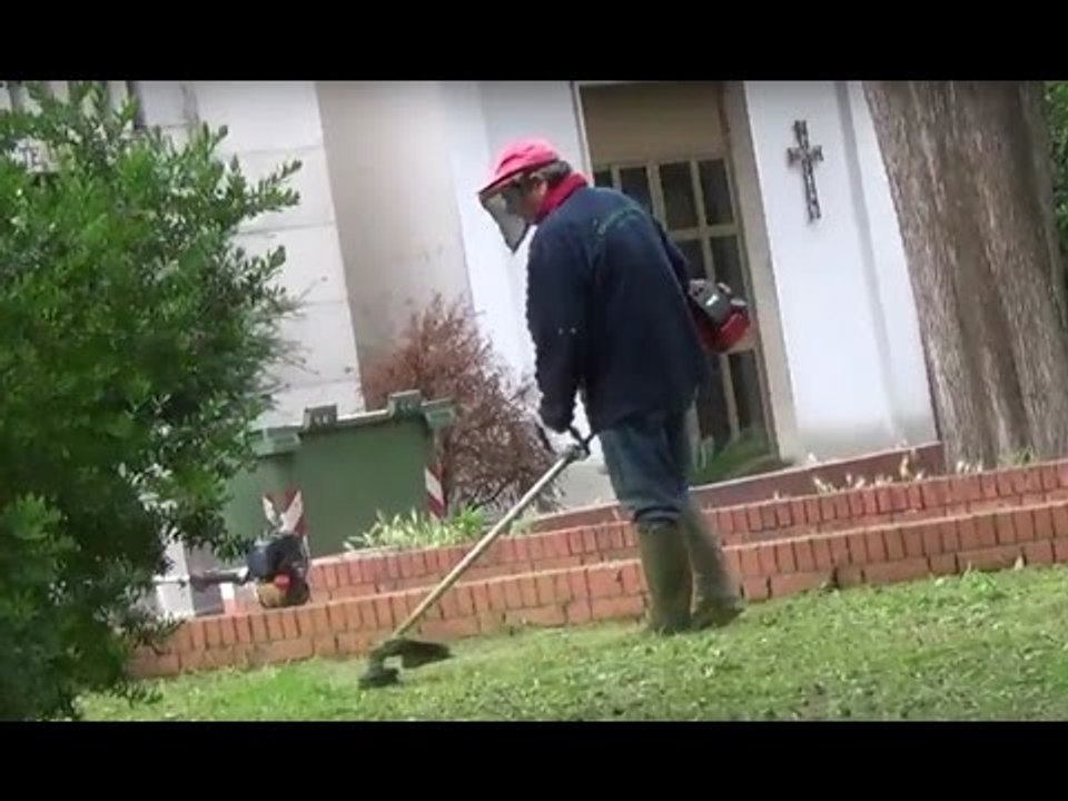 Aversa (CE) - Erbacce nel cimitero, arrivano finalmente i giardinieri (24.05.16)
