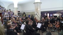 Moscou: músicos do teatro Bolshoi fazem concerto no metrô