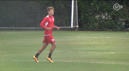 Tải video: Que categoria! Lucas Fernandes dá belo chapéu durante treino do São Paulo