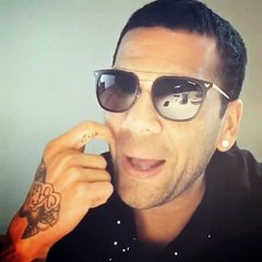 Daniel Alves tira sarro com Pelé nas redes sociais