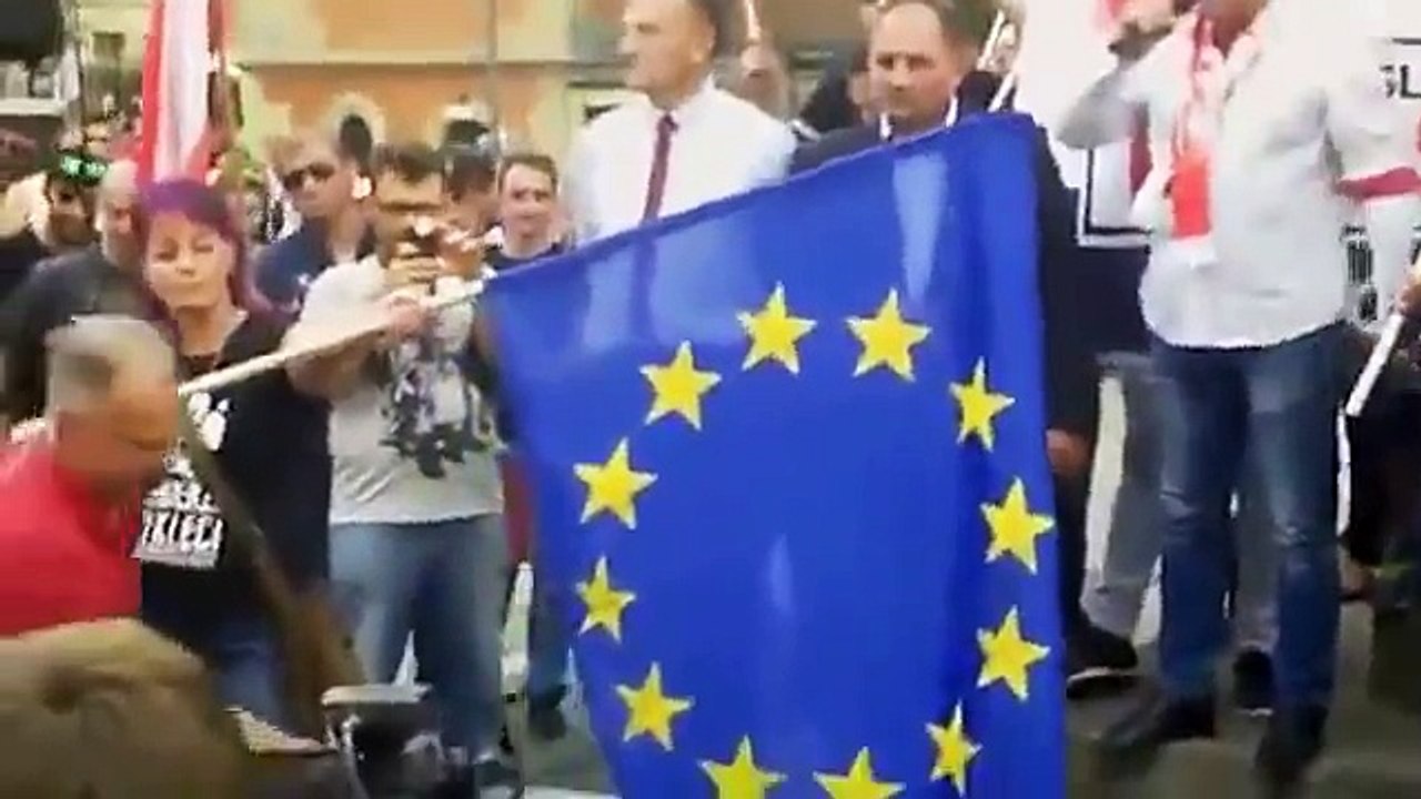 DIE NÄCHSTE EU FLAGGE DIE BRENNT