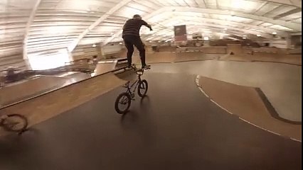 Faire du BMX debout sur le guidon