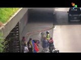 VENEZUELA  Manifestantes opositores agreden a funcionarios de la policía