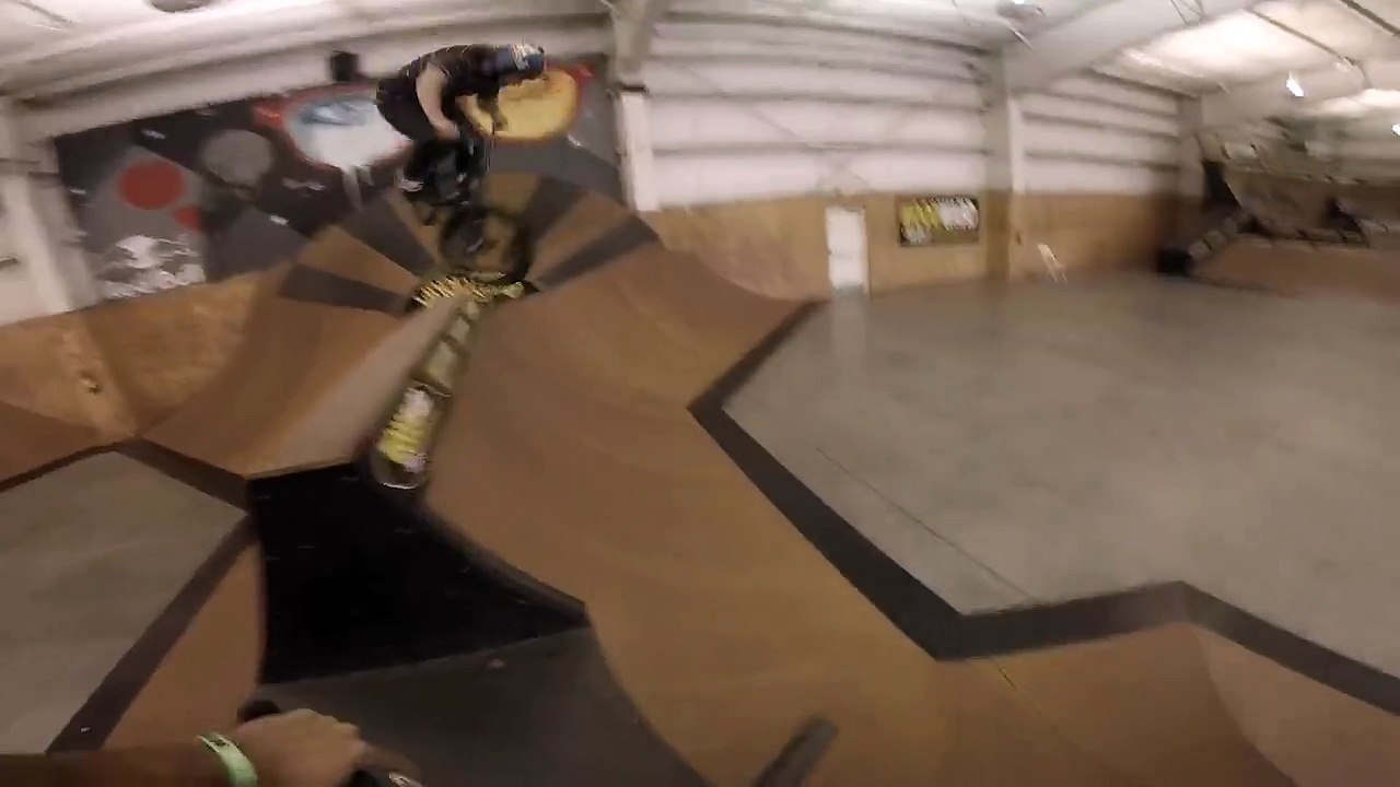 BMX debout sur le guidon
