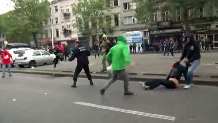 Un commissaire de police est mis KO par un manifestant