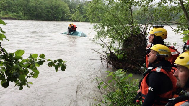 Sauvetage incroyable à Albertville, un pompier se jette dans l'eau glacée pour secourir une automobiliste