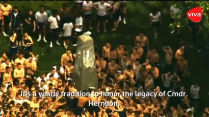 Tradisi 'Panjat Pinang' Angkatan Laut Amerika