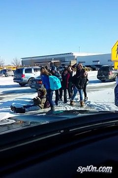 Il rigole des chutes des enfants sur la glace